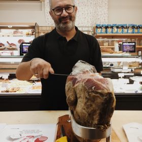 Il Prosciutto Tagliato A Coltello Come Una Volta…